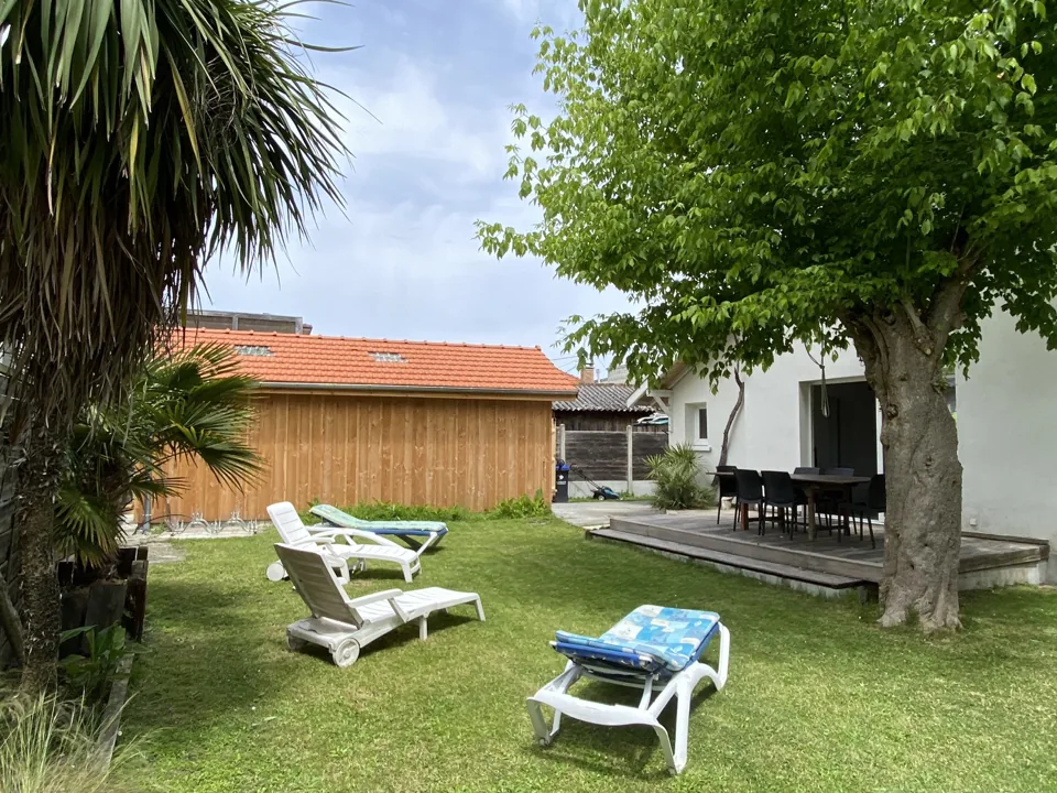 Jardin arboré et terrasse de la Villa de Seen