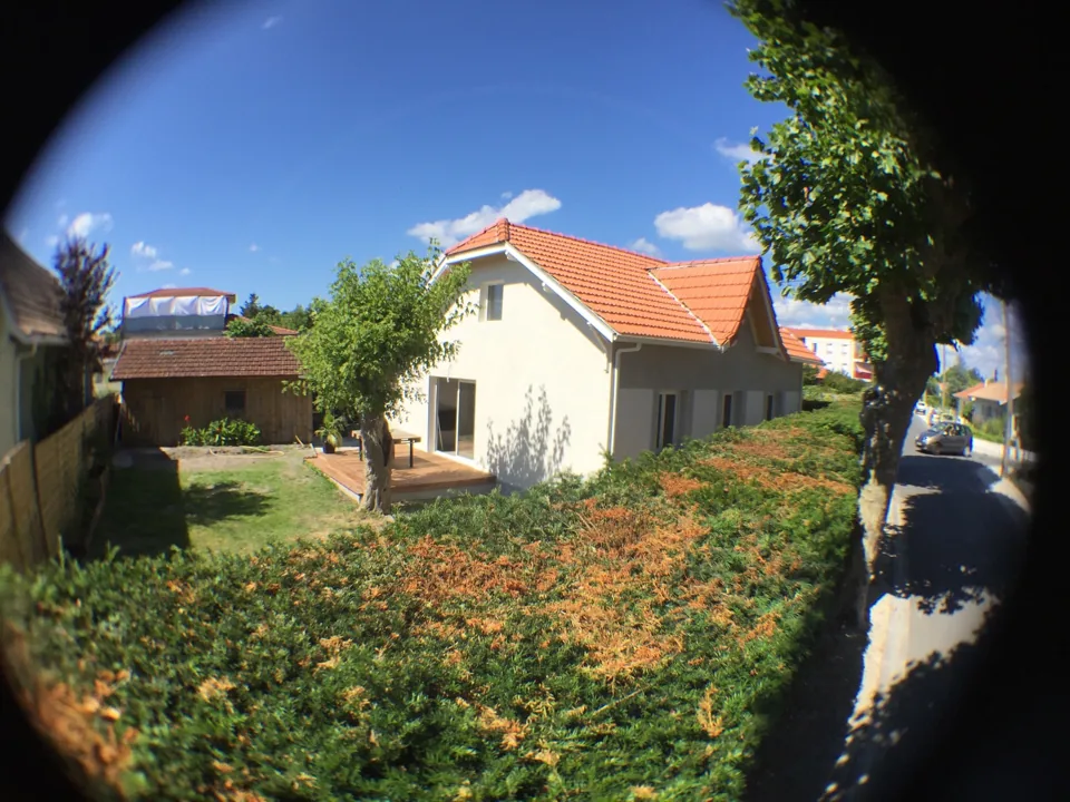 Vue extérieure de la Villa de Seen et de son jardin